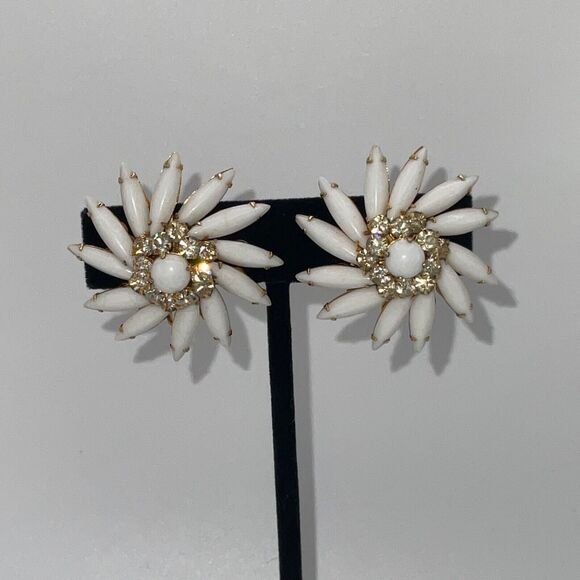 Vintage Judy Lee Clip On Earrings Milk Glass Rhinestone Starburst Pinwheel - Picture 7 of 8